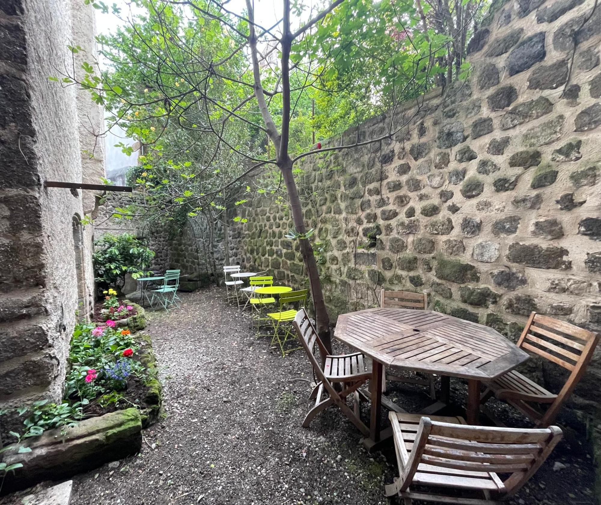 Aux Portes Du Mont Anis